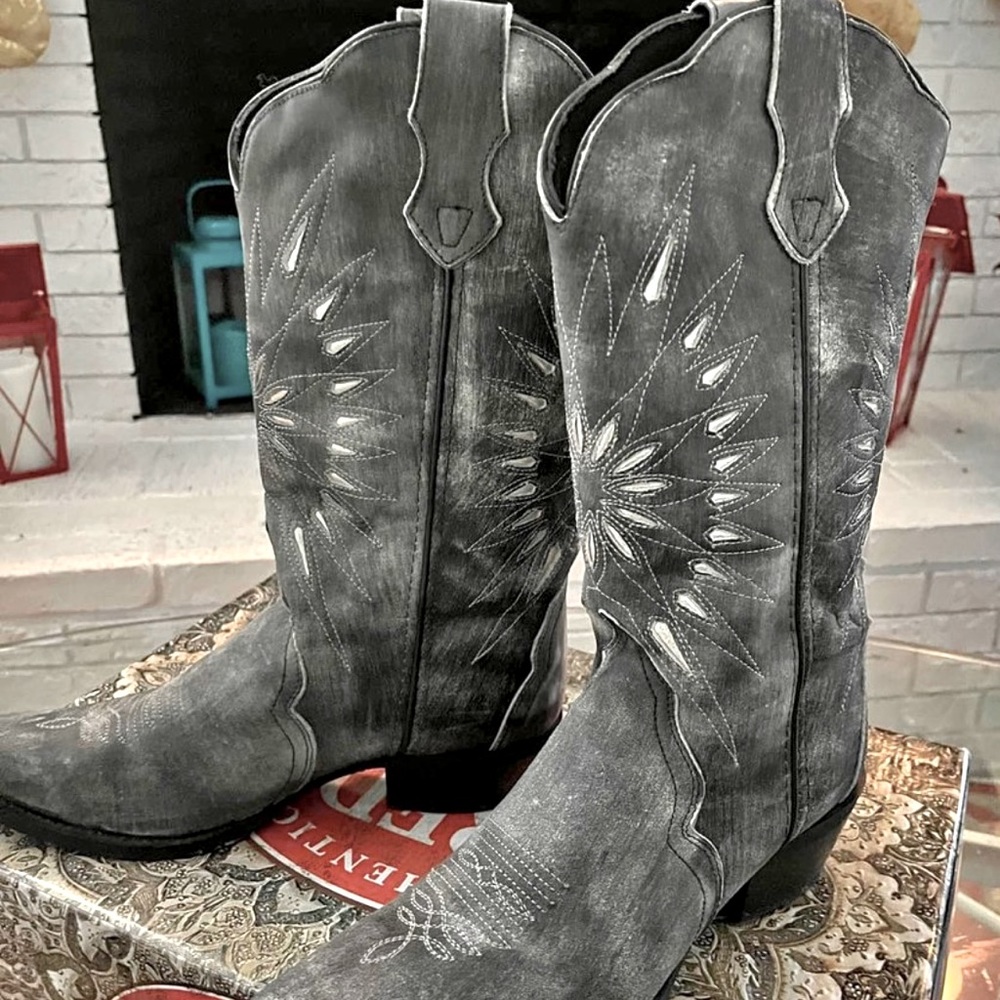 Womens cowboy boots all leather only worn once for special event